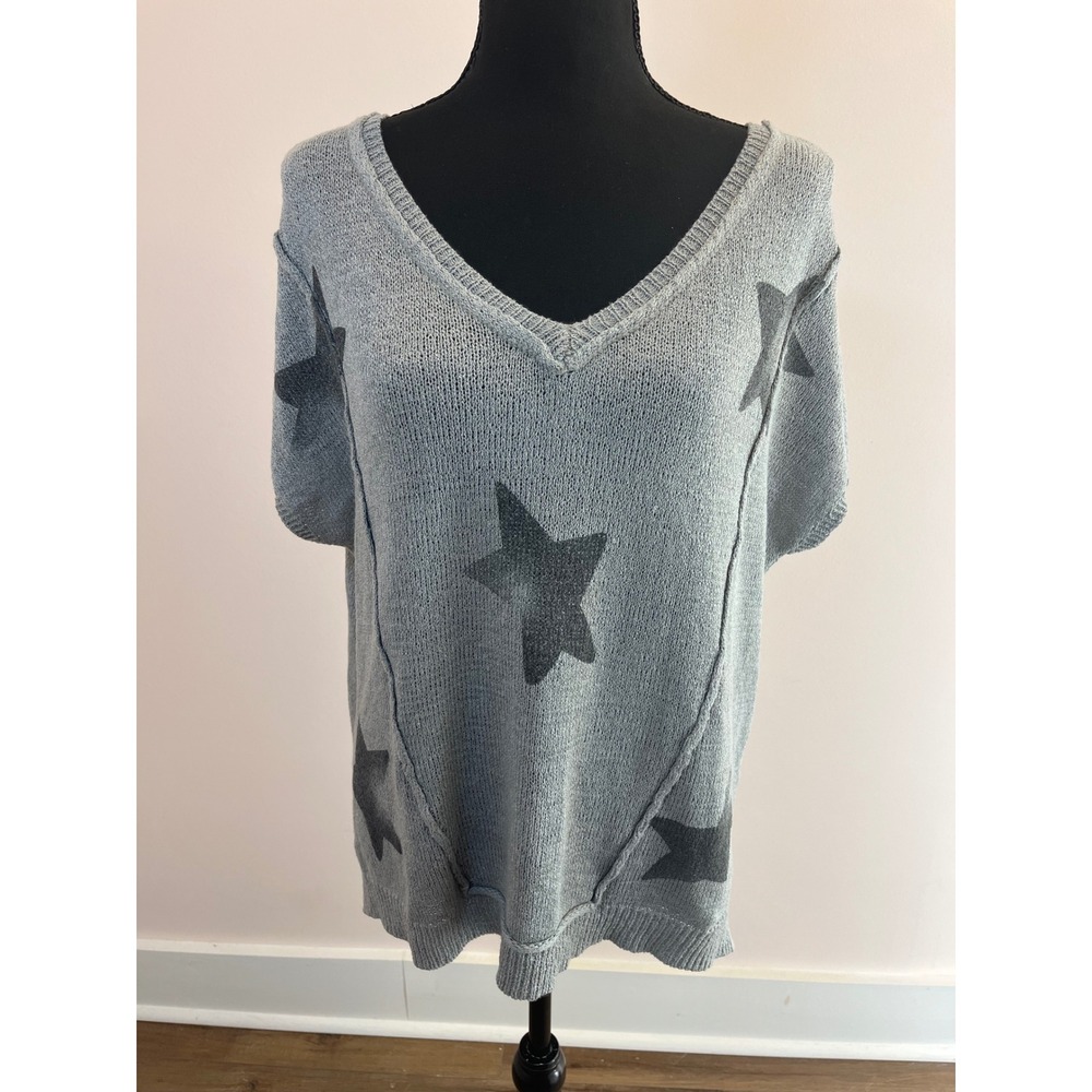 POL Clothing Grey Star Print V-Neck Short Sleeve Knit Sweater Small Oversized